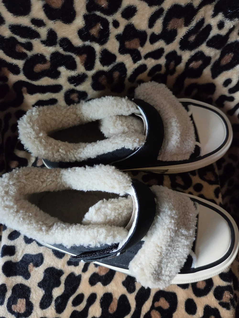 Women's Black & Cream Sherpa-Lined Platform Sneakers